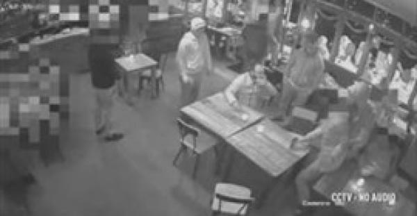 بالفيديو.. لقطات مروعة لعصابة تختطف شابا من حانة مزدحمة