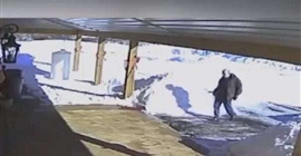 نجاة مسن من حادث أثناء تنظيف الجليد من أمام منزله (فيديو)