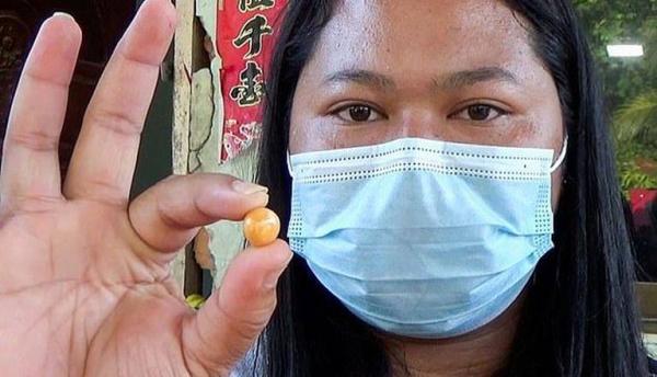 تصبح فجأة مليونيرة بعد عثورها على لؤلؤة “نادرة” داخل محار أعدّته للعشاء