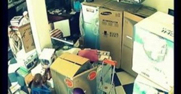 بالفيديو.. مغربية تسرق شاشة «LCD» وتخفيها بين ساقيها