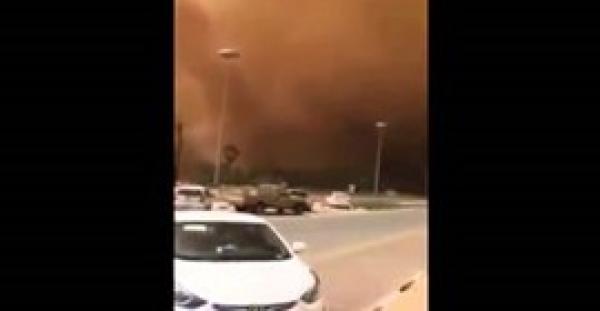 بالفيديو.. لحظة دخول العاصفة الرملية أجواء السعودية