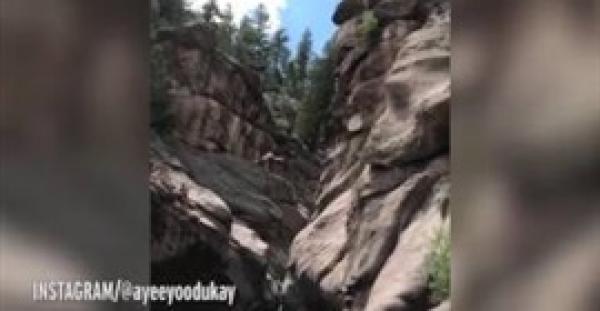 بالفيديو والصور.. امرأة تسقط من ارتفاع شاهق على بطنها في المياه