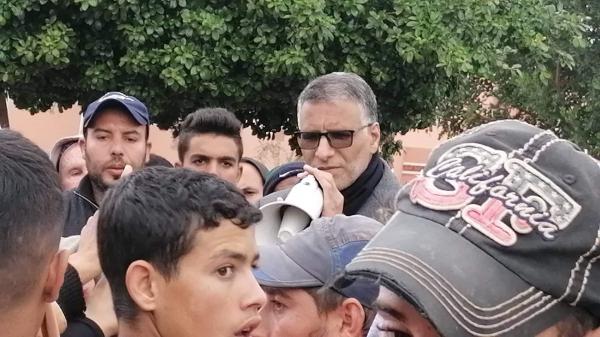 هدم أزيد من 500 بناية عشوائية يخرج الساكنة المتضررة للاحتجاج ومحتجون يحرجون الباشا! (فيديو)