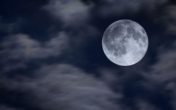 كيف تؤثر أطوار القمر المختلفة على النوم؟