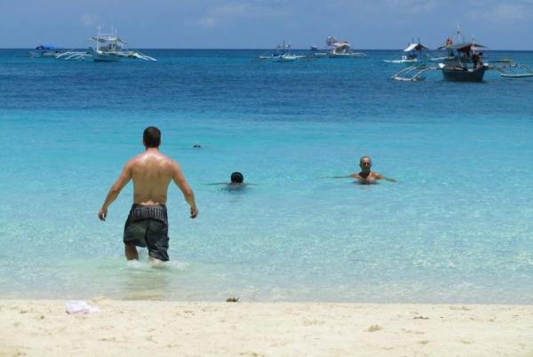 بالفيديو: مخلوقات بحرية غامضة تقضم ساقي فتى أسترالي