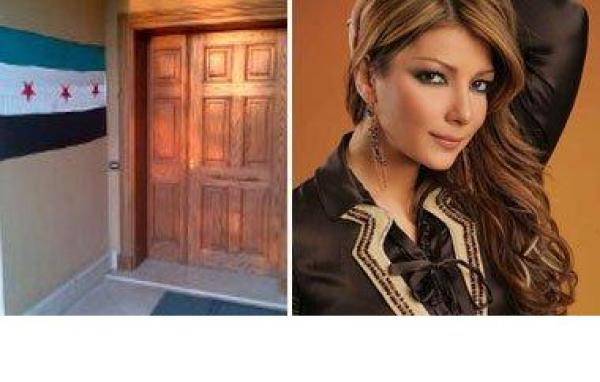 أصالة تضع علم سوريا على باب منزلها بالقاهرة