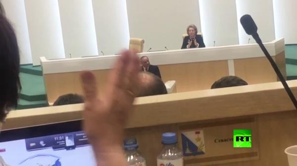 السيسي يطلب من أعضاء مجلس الاتحاد الروسي التصفيق