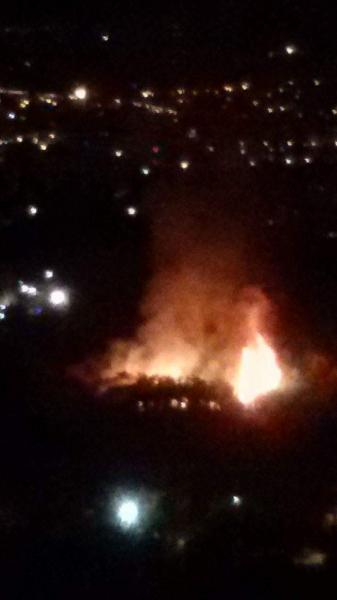 بالفيديو...النيران تلتهم حقولا فلاحية وأخشابا بمؤسسة الأشغال العمومية ببني ملال