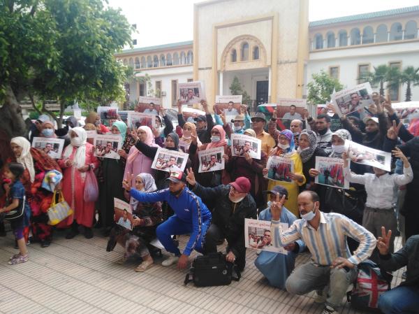 تأجيل ملف "السدراوي" ورفض منحه السراح المؤقت ومناصروه يحتجون أمام المحكمة (فيديو)