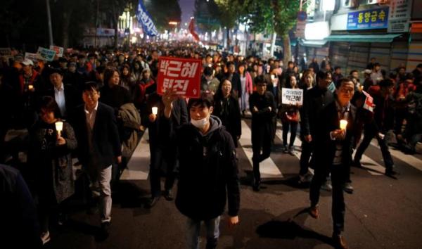 عشرات الالاف من المتظاهرين يطالبون باستقالة الرئيسة الكورية الجنوبية