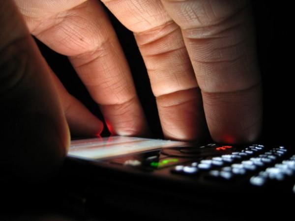 التجسس الزوجي على الهاتف قد يتسبب لصاحبه في غرامات ثقيلة وعقوبات سجنية