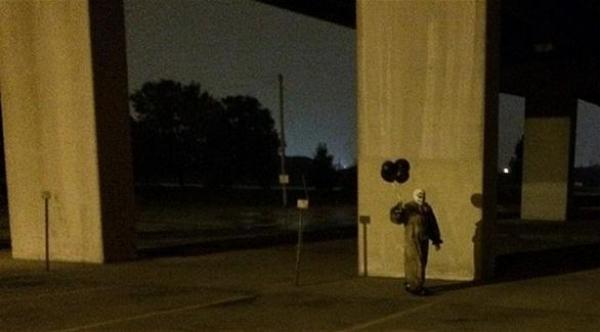 بالصور: مهرج غامض يثير الرعب في أمريكا