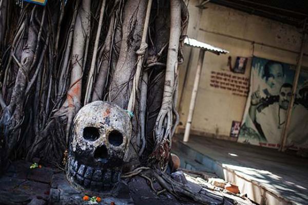 بالصور.. قبيلة هندية تأكل الموتى وتستخدم جثثهم أسرّة للنوم