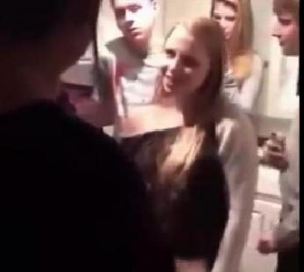 بالفيديو.. شاهد ماذا فعلت أم عندما ضبطت ابنتها مع صديقها في وضع مخل