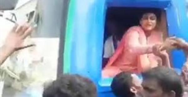 مرشحة حزب هندية تتعرض لحادث سرقة خلال حملتها الانتخابية (فيديو)