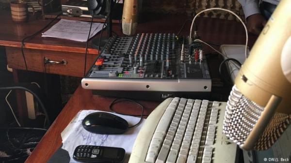 أغرب عقوبة لمذيع- نساء على الهواء!