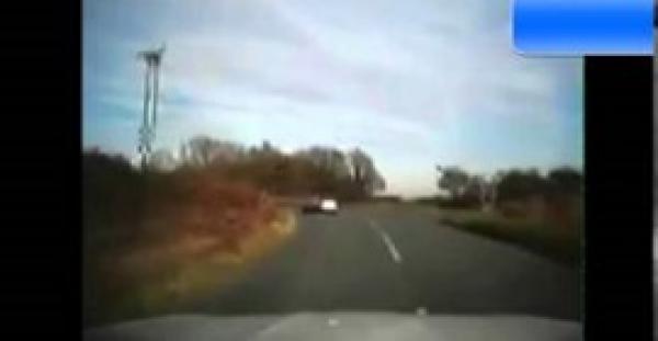 بالفيديو.. سيارة بداخلها طفل تطير في الهواء وتسقط في حفرة