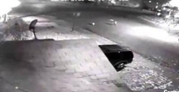 بالفيديو.. سيارة تطيح بعائلة أثناء عبورها الشارع