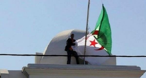 المحكمة تصدر حكمها في حق المغربي الذي أنزل العلم الجزائري