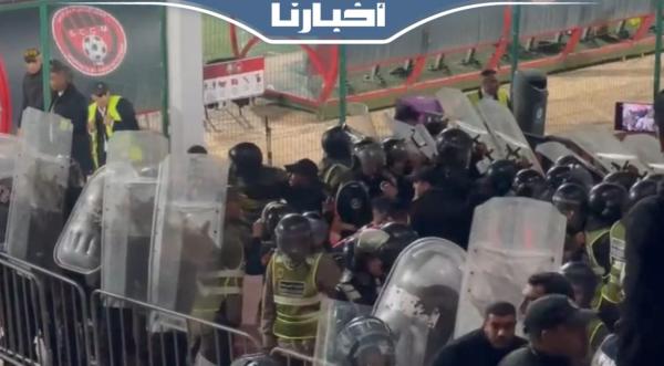 جماهير الوداد ترشق اللاعبين بالقنينات بعد الخسارة أمام السوالم