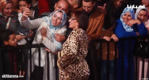 شوفو تواضع ثريا جبران مع جمهور مهرجان مراكش..تدعو لمعجبيها