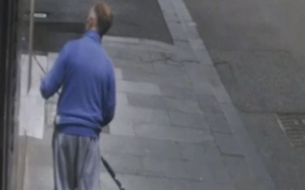 بالفيديو..  لص يستعمل صنارة لسرقة قلادة فاخرة