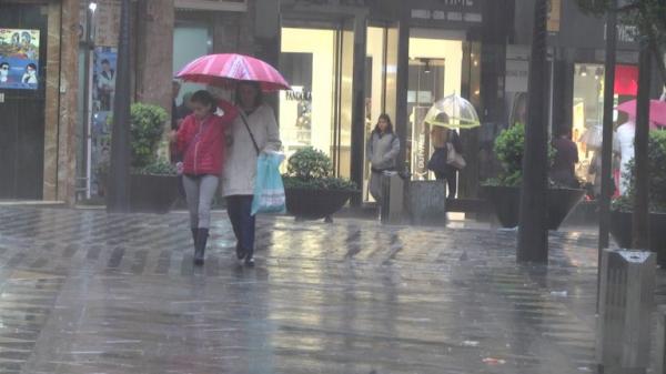 الله يرحمنا...الأرصاد الجوية تتوقع تساقطات مطرية بهذه المناطق