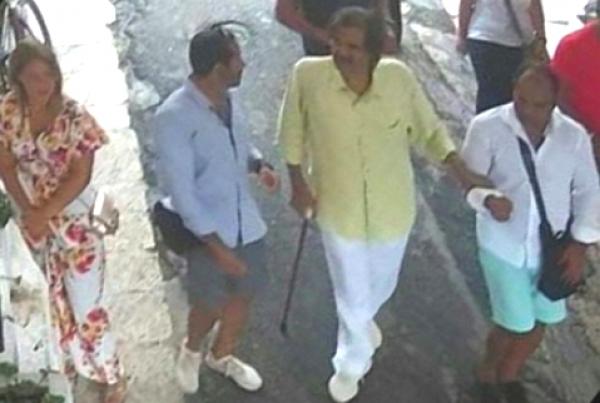 في اعتراف بالجميل..أمير قطر يحل ببيت عجوز إيطالية محملا بالهدايا بسبب معروف قدمته له قبل أزيد من 20 سنة