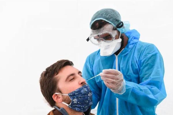 هذه هي المدة التى يكون فيها مصاب "كورونا" معديًا قبل ظهور أعراض المرض