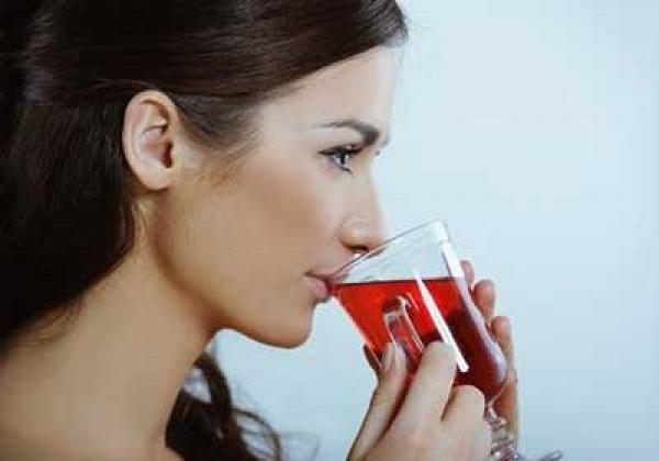 إدمان المرأة للشاي يقودها إلى فقدان الأسنان