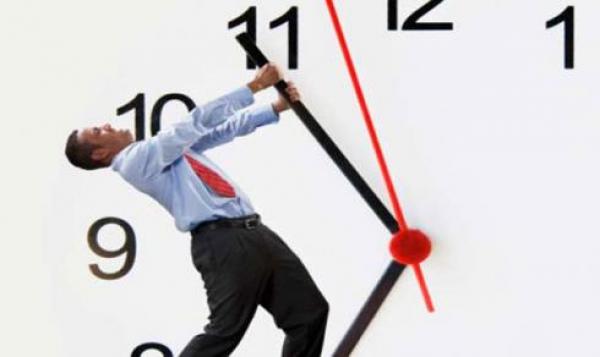 الفايسبوك يغلي .. اتهامات للحكومة باستهداف صحة المغاربة بسبب الاحتفاظ بالتوقيت الصيفي