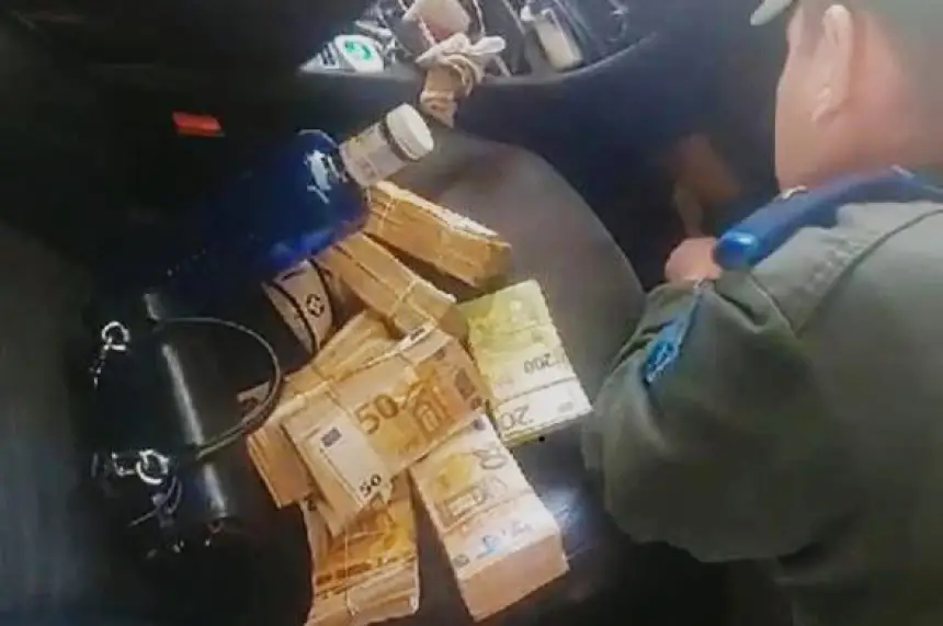 جمارك وأمن باب سبتة يحبطون محاولة تهريب 233 ألف أورو داخل سيارة مرقمة بالخارج