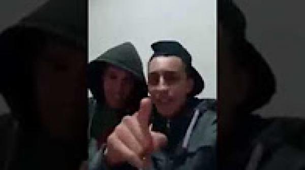 جزائريون يساندون المنتخب المغربي