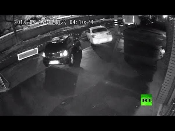 كاميرات المراقبة تسجل لحظة ظهور حفرة كمقبرة للسيارات