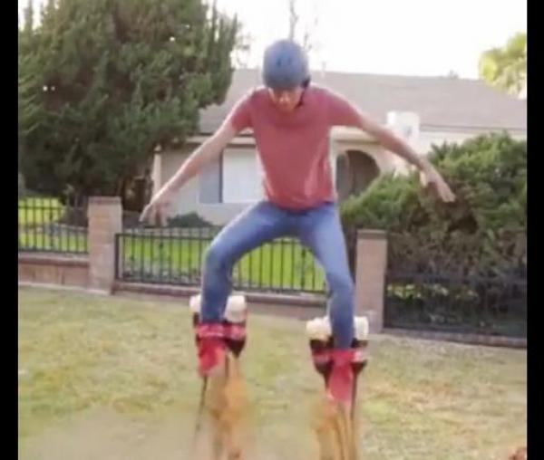 بالفيديو: شاب يطير بفضل "قوارير" كوكاكولا