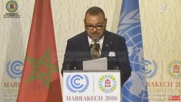 الملك محمد السادس يقول لحارسه الشخصي : ''صدعونا هاد المصورين''