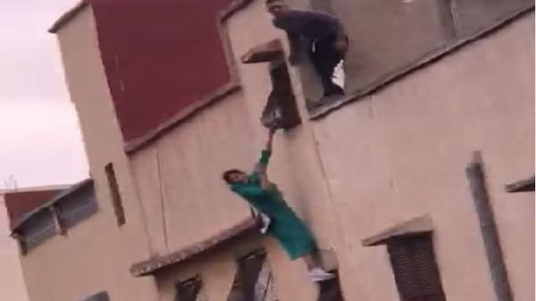 في مشهد صادم..شخص يرمي بفتاة من الطابق الثاني (فيديو)