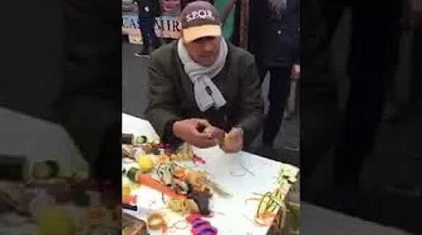 مهاجر مغربي يعرض منتوج بسيط ويبهر الايطاليين بخفة يديه