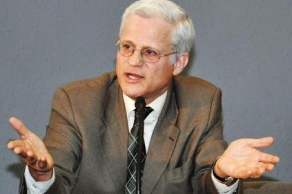 خبير اقتصادي: الحكومة لا حول ولا قوة لها وتذرعها بالفلاحين "فضيحة"