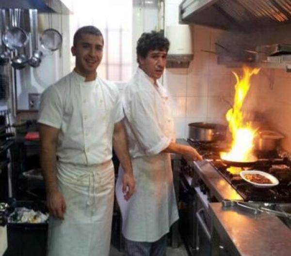 قصة كفاح والد منير الحدادي : وصل الى اسبانيا عبر "قوارب الموت" .. و قطر قدمت الملاليين لتجنيس ابنه لكنه رفض