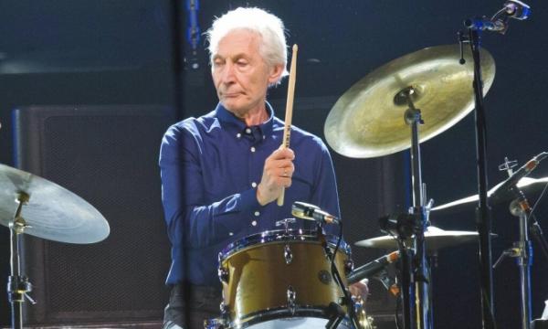 وفاة تشارلي واتس عازف إيقاع فرقة "رولينغ ستونز"