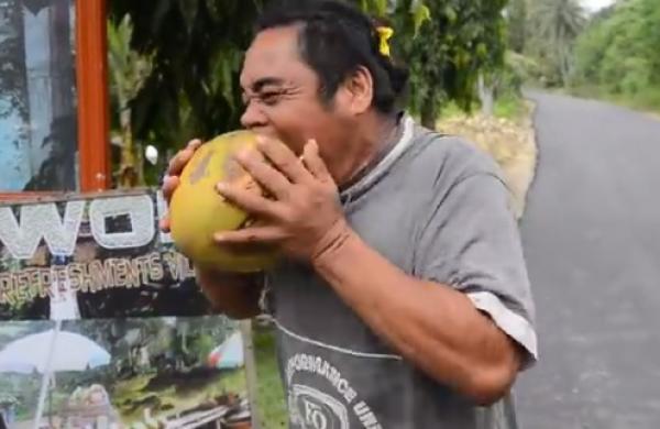 بالفيديو: رجل يقشر جوزة هند بأسنانه خلال 20 ثانية