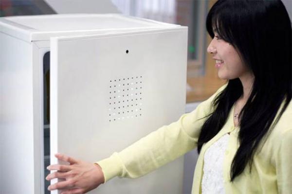 ابتسم تفتح ثلاجة يابانية