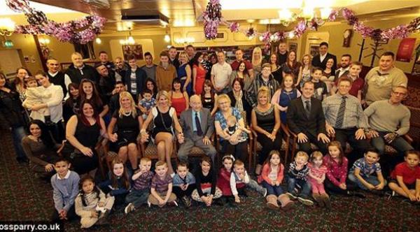 جدة بريطانية تشتري 80 هدية لأبنائها وأحفادها بعيد الميلاد