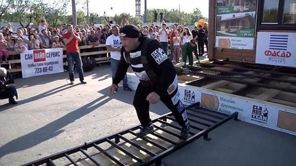 بالفيديو .. يحصل على لقب «أقوى رجل في روسيا» بعد سحب منزل 30 طنًا