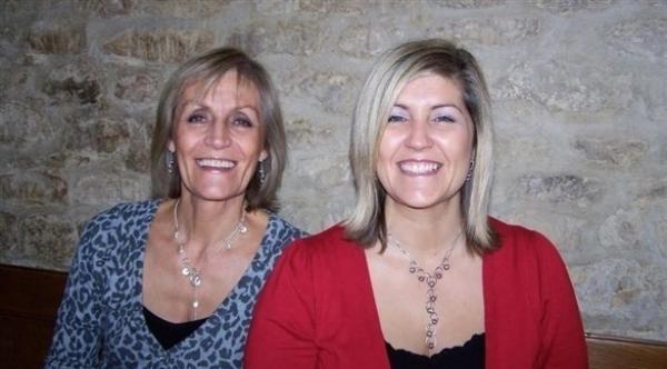 أم وابنتها تصدمان باكتشاف إصابتهما بالسرطان في نفس اليوم