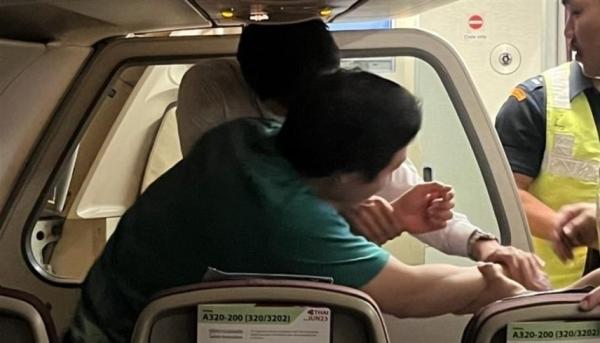 كندي يثير الرعب في بانكوك بعد فتح باب طائرة