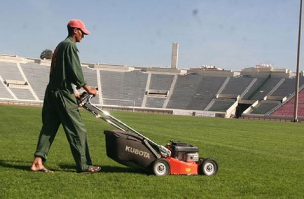 مركب محمد الخامس بكراسي زرقاء و رمادية و لوحة الكترونية  بمدرجات "فريميجة"