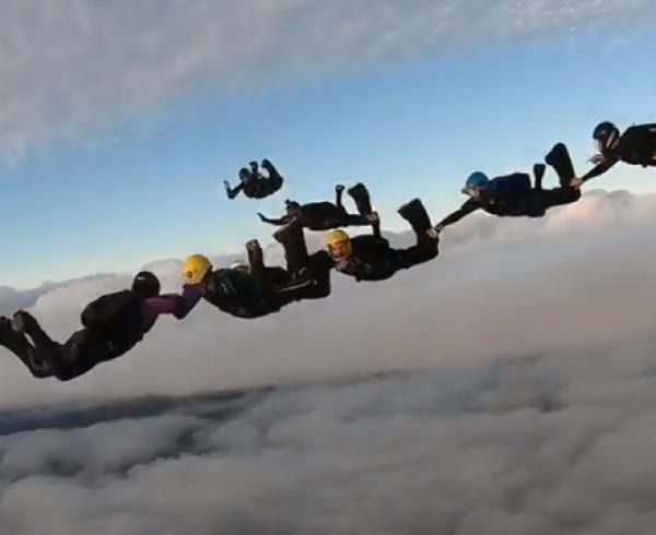 بالفيديو.. لقطات مرعبة لمظليين قفزوا لحظة سقوط حر لطائرة