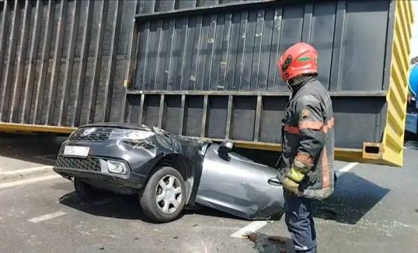 الدار البيضاء..نجاة سائق سيارة من حادث رهيب بأعجوبة(صور)